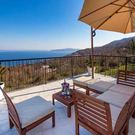 Stunning With Panoramic View Vila *